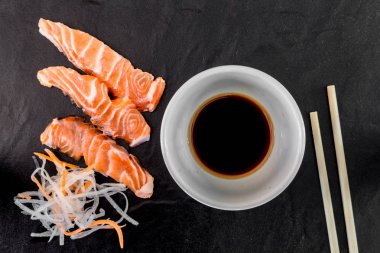 Siyah arka plan üzerine somon balığı