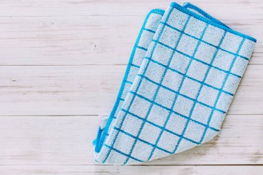 ahşap masa üzerinde masa örtüsü