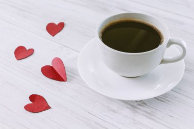 Kalp ve ahşap arka plan üzerinde kahve