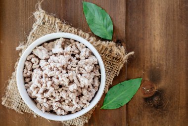 ahşap masa üzerine kıyılmış et