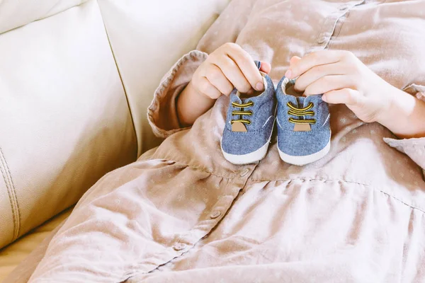 Schwangere Mit Babyschuhen — Stockfoto