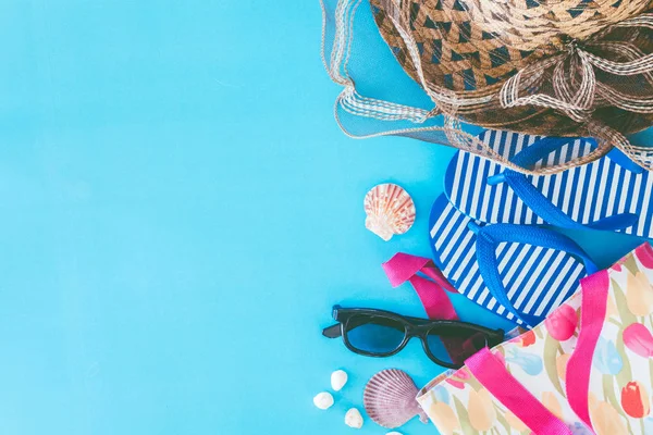 Mavi arka plan üzerinde plaj aksesuarları