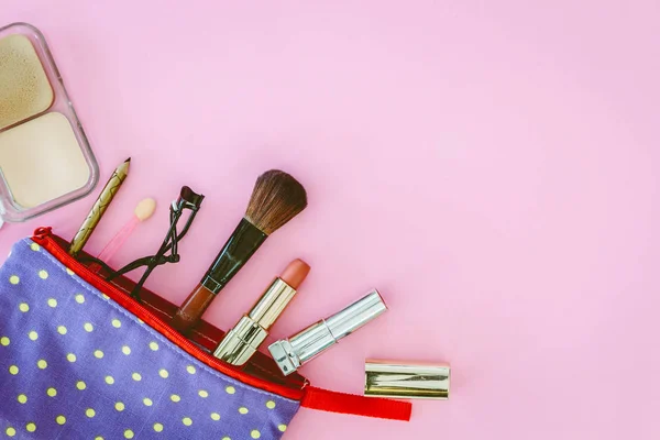Make Tasche Mit Kosmetik Auf Rosa Hintergrund — Stockfoto