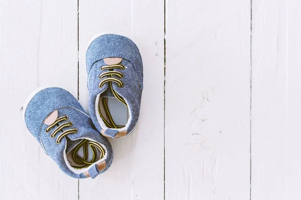 Zapatos Bebé Sobre Fondo Madera — Foto de Stock