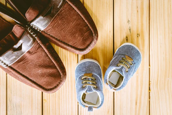 Zapato Padre Bebé Sobre Fondo Madera — Foto de Stock