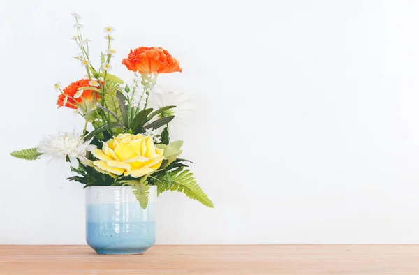 Bodegón Con Flores Sobre Mesa Madera —  Fotos de Stock