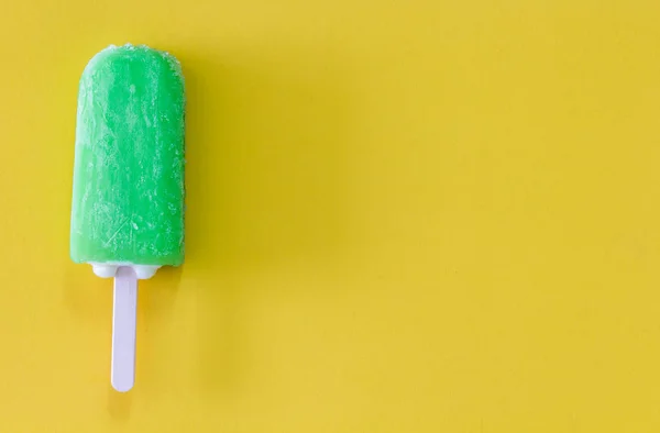 Helado Limón Sobre Fondo Amarillo —  Fotos de Stock