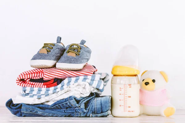 Ropa Biberón Para Niños Con Leche Sobre Mesa Madera —  Fotos de Stock