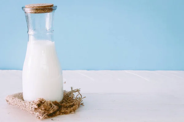 Flaska Mjölk Träbord — Stockfoto