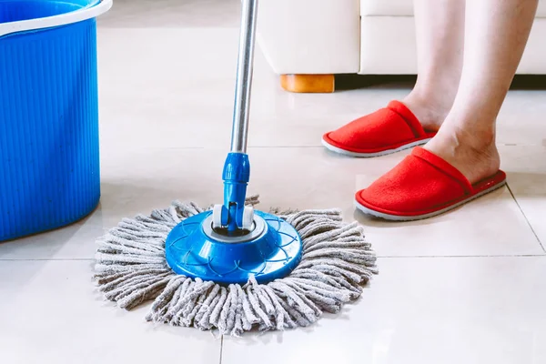 家で床を掃く女 — ストック写真
