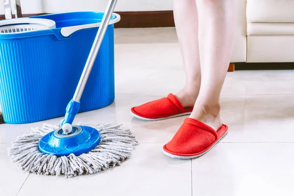 家で床を掃く女 — ストック写真