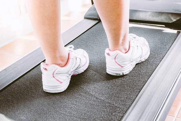 Gambe Muscolose Della Donna Sul Tapis Roulant — Foto Stock