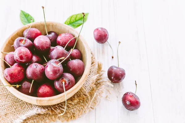 Tahta masada taze kirazlar.