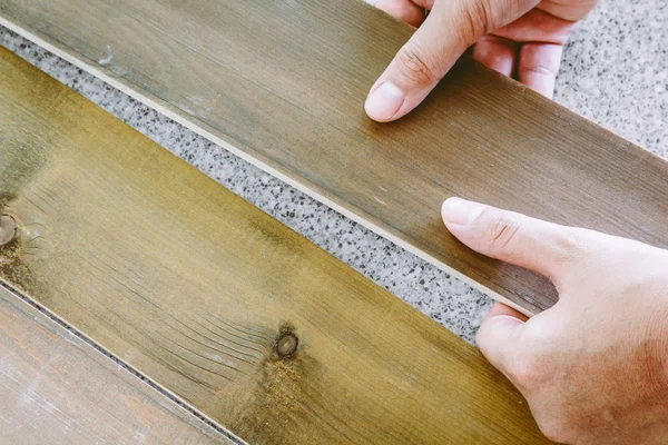 Carpenter Worker Installing Laminate Flooring — Stock Photo, Image