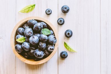 Yaban mersini ahşap arka plan üzerinde ahşap kase