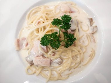 Spagetti carbonara beyaz kase üzerinde