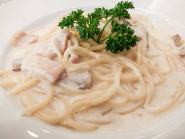 Spagetti carbonara beyaz kase üzerinde