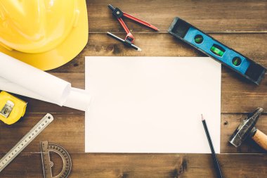 İnşaat araçları ile kask Emanet ahşap arka plan üzerinde