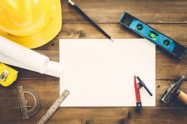 İnşaat araçları ile kask Emanet ahşap arka plan üzerinde