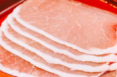 Dilim domuz plaka üzerinde