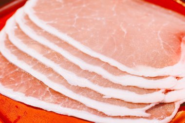 Dilim domuz plaka üzerinde