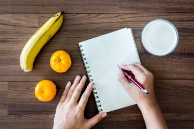 Meyve diyet ve süt - sağlıklı beslenme kavramı