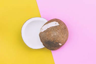 Renkli arka plan üzerinde Hindistan cevizi