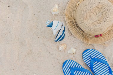 Hasır şapka ve tropikal bir plajda flip flop