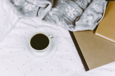 Yatakta kitap ile kahve