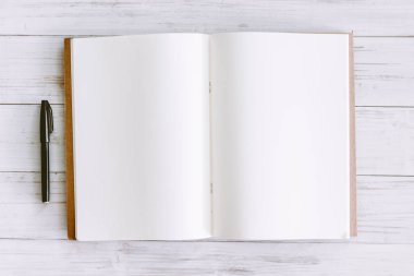 ahşap arka plan üzerinde boş sayfaları ile kitap açık
