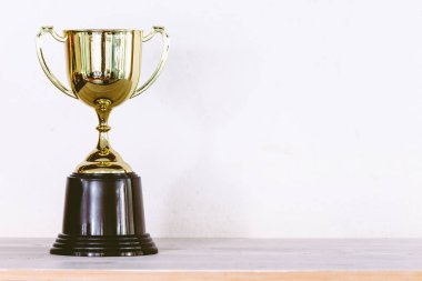 Kopya alanı ile ahşap masa üzerinde altın kupa