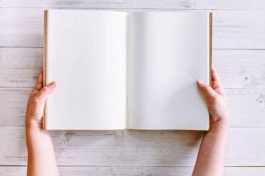 Ahşap arka plan üzerinde kitap el ele tutuşur