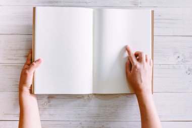 Ahşap arka plan üzerinde kitap el ele tutuşur