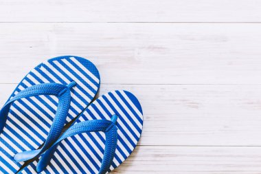 Plaj Flip-flop ahşap arka plan üzerinde