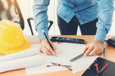 Mimar İnşaat araçları ve kask Emanet ahşap masa üzerinde çalışma