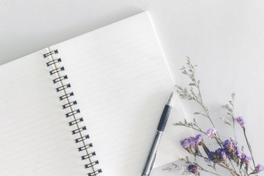 Kalem ile ahşap arka plan üzerinde kitap