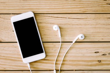 Boş ekran smartphone ile kulaklık ahşap tablo
