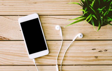 Boş ekran smartphone ile kulaklık ahşap tablo