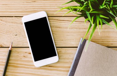 Boş ekran Smartphone ahşap masa