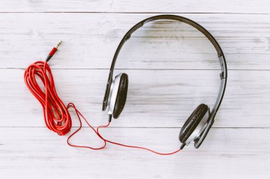 Kulaklıklar ahşap arka planda