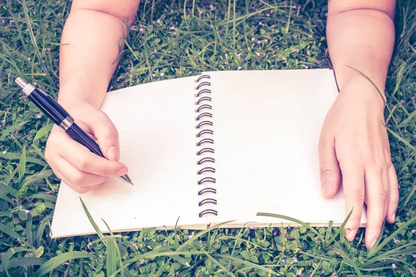 Park defterde yazılı kalem ile el