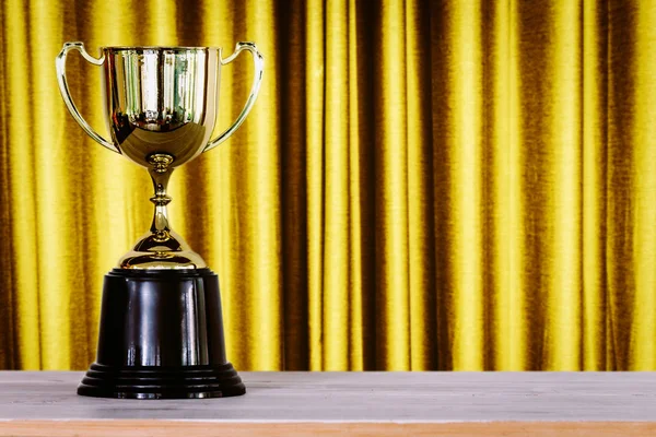 Campeão Troféu Dourado Mesa Madeira Frente Fundo Cortina — Fotografia de Stock