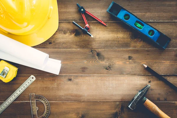 Herramientas Construcción Con Casco Seguridad Sobre Fondo Madera —  Fotos de Stock