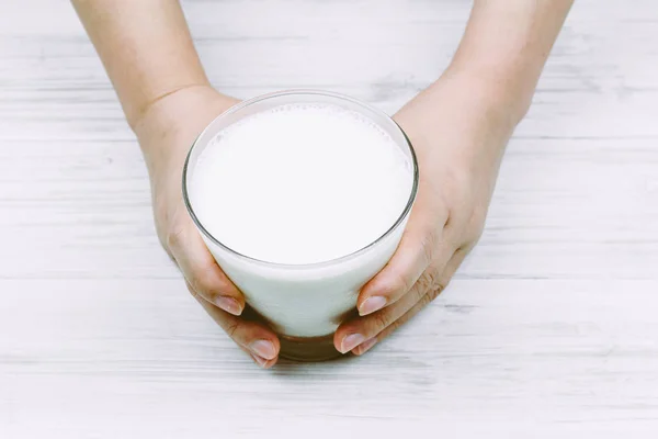 Hand Som Håller Färsk Mjölk Glas Träbord — Stockfoto