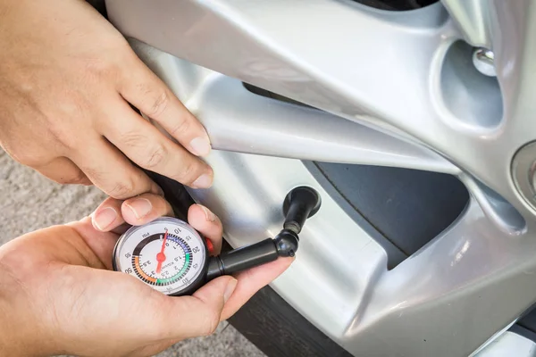 Hand Holding Pressure Gauge Checking Tire Pressure — Stock Photo, Image