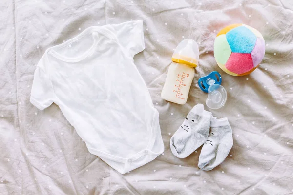Одежда Ребенка Детской Бутылочкой Молоком Кровати — стоковое фото