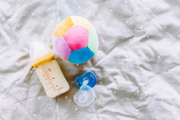 Baby Bottle Milk Bed — Stock Photo, Image