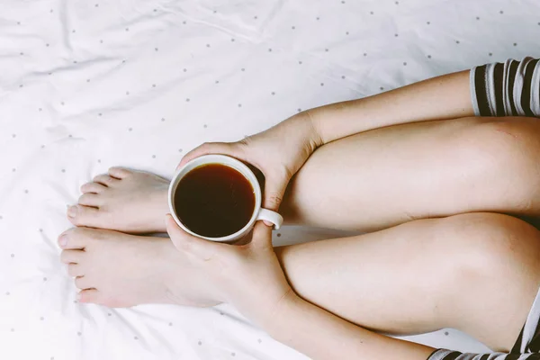 Femme Sur Lit Avec Une Tasse Café — Photo