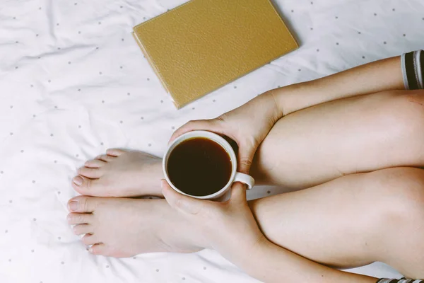 Vrouw Het Bed Met Kopje Koffie — Stockfoto