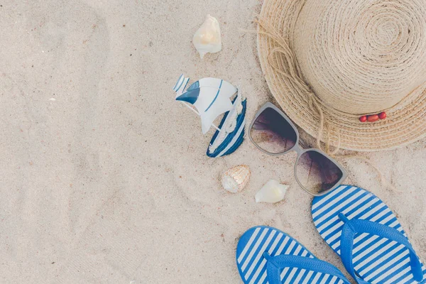 Stro Hoed Met Zonnebrillen Slippers Een Tropisch Strand — Stockfoto